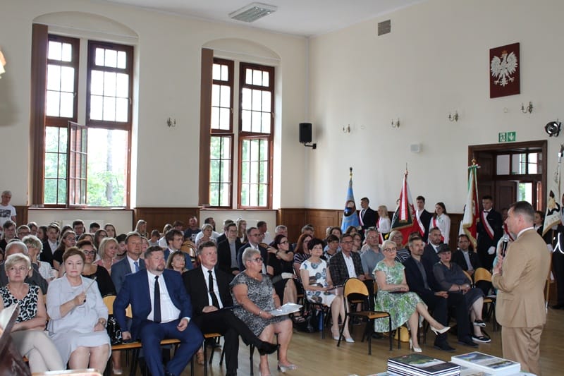 Powiatowe zakończenie roku szkolnego 2018/2019 Liceum Ogólnokształcące Nr I im. Jana Bażyńskiego w Ostródzie 1 Powitanie Pana Starosty 1