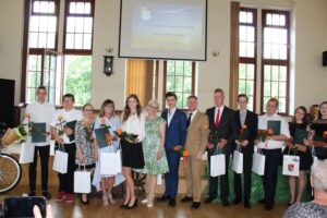 Powiatowe zakończenie roku szkolnego 2018/2019 Liceum Ogólnokształcące Nr I im. Jana Bażyńskiego w Ostródzie 3 Wyróżnienia Primus Inter Pares