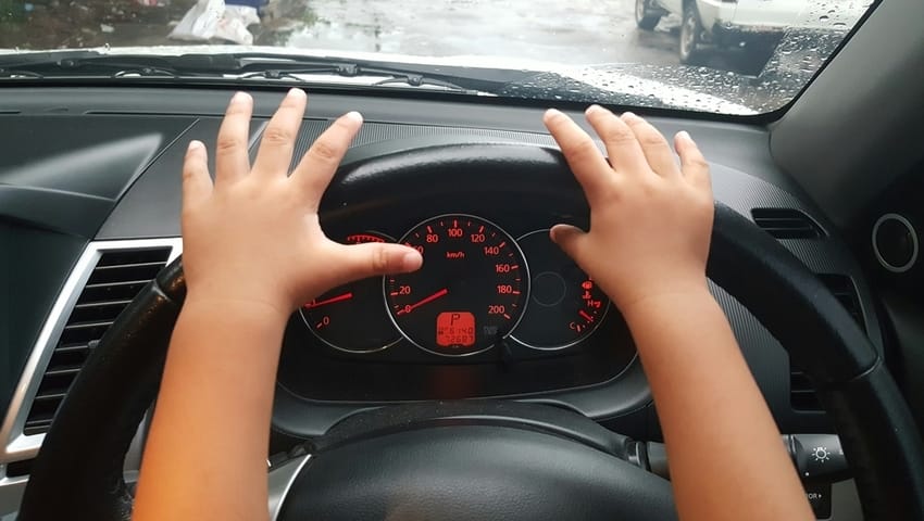MYŚLELI, ŻE KIEROWCA JEST PIJANY, TYMCZASEM... SAMOCHÓD PROWADZIŁ 15-LATEK 1 10 Latek Zabral Dziadkom Auto I Odjechal. Spowodowal Stluczke Article
