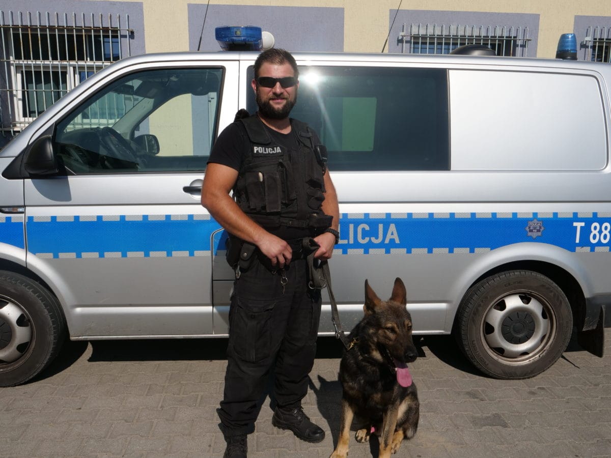 OSTRÓDZKI POLICJANT KAMIL DOMŻALSKI POMÓGŁ RODZĄCEJ KOBIECIE W DOTARCIU DO SZPITALA 1 100 138960 E1567080401356