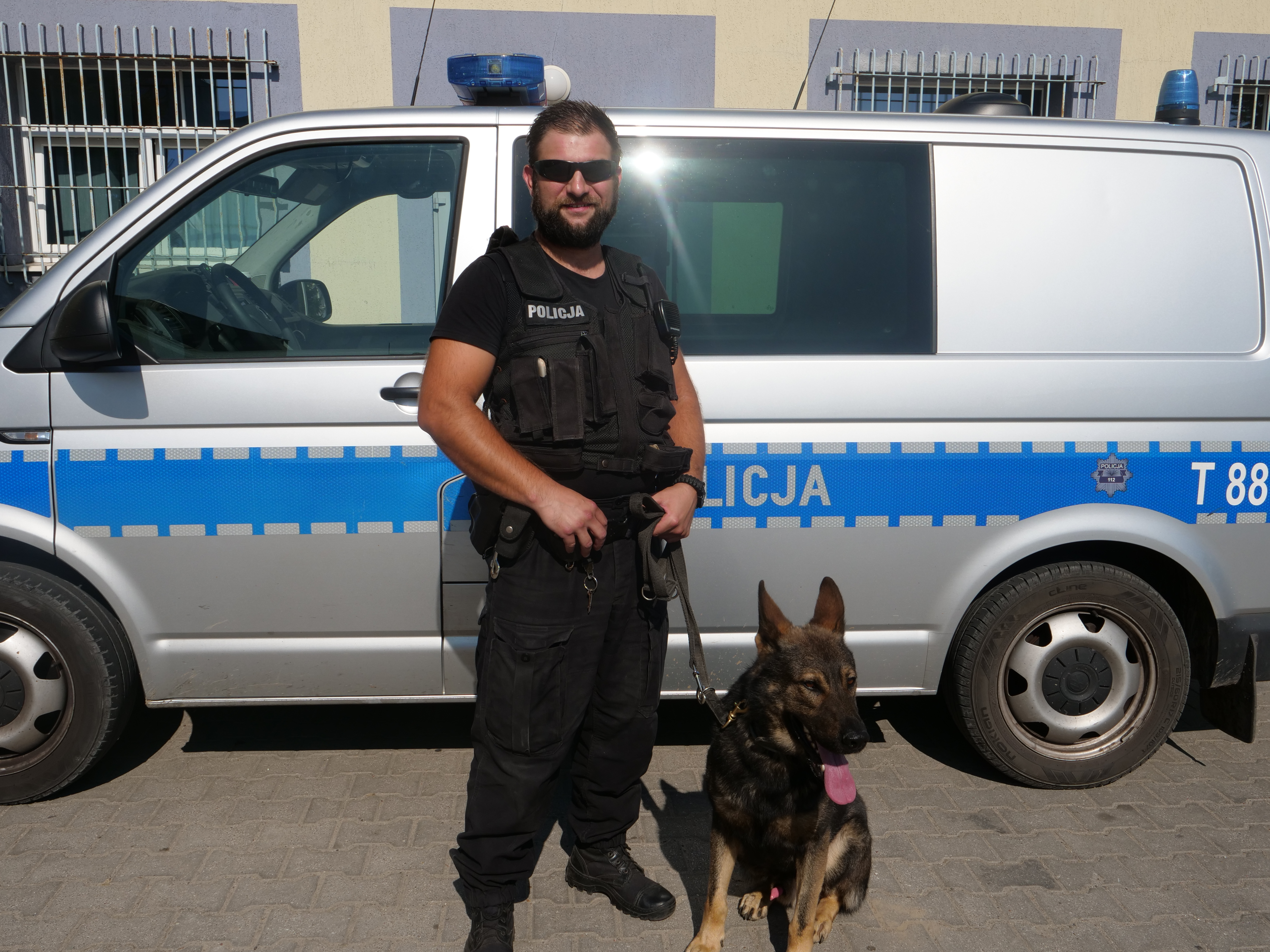 OSTRÓDZKI POLICJANT KAMIL DOMŻALSKI POMÓGŁ RODZĄCEJ KOBIECIE W DOTARCIU DO SZPITALA 2 100 138960
