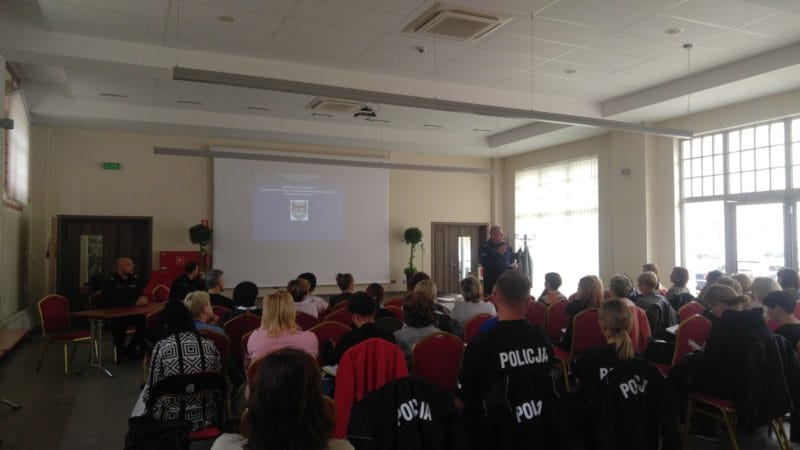 DEBATA POLICJANTÓW Z NAUCZYCIELAMI I WYCHOWAWCAMI O BEZPIECZEŃSTWIE NIELETNICH 1 1 5 E1569828261911