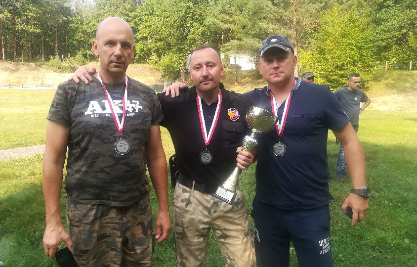 POLICJANCI REPREZENTUJĄCY GMINĘ OSTRÓDA NA PODIUM MISTRZOSTW STRZELECKICH 1 100 139110