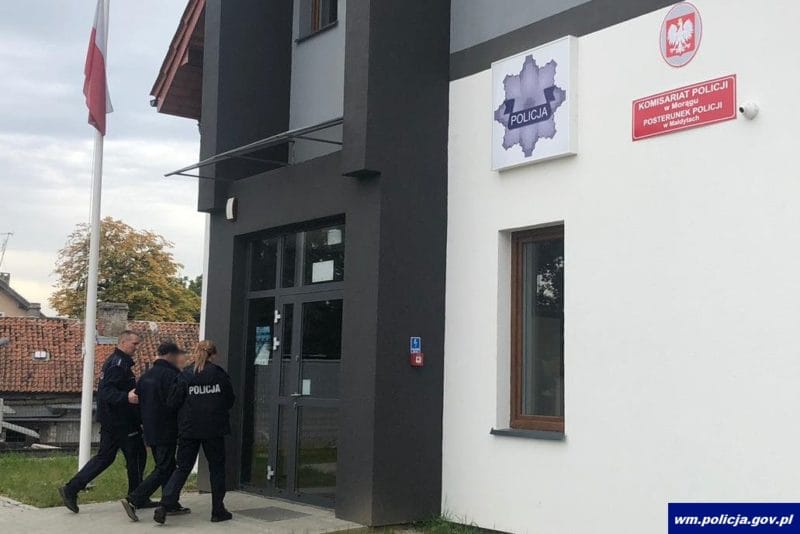 KRADLI CEGŁY Z ZABYTKOWEGO DWORKU W MAŁDYTACH I ŁATALI NIMI DZIURY W DRODZE 1 100 140657 E1569490583508