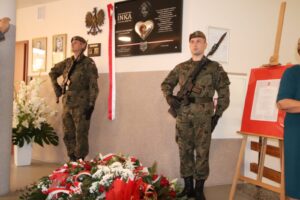 "SERCE DLA INKI" - ODSŁONIĘTO TABLICĘ PAMIĄTKOWĄ POŚWIĘCONĄ BOHATERSKIEJ SANITARIUSZCE 25 70050989 379278692754906 4575057781412855808 O