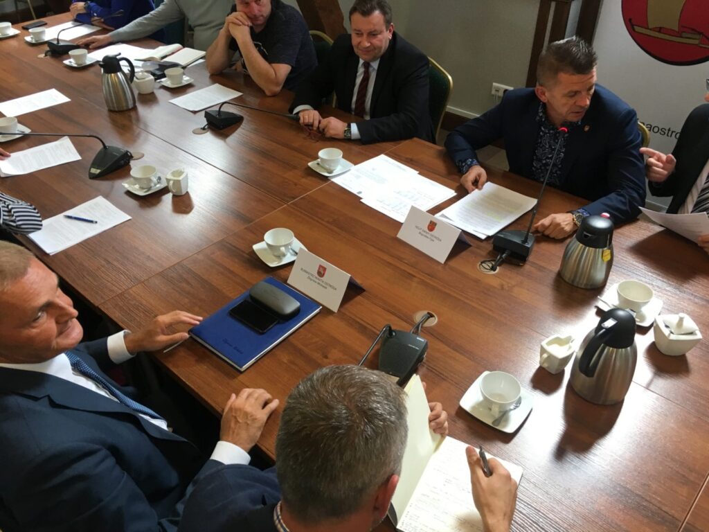 BURMISTRZ I WÓJT ZACZĘLI ROZMAWIAĆ. NA RAZIE BEZ KONKRETÓW, ALE ZE ŚWIATEŁKIEM W TUNELU 3 Img 0626