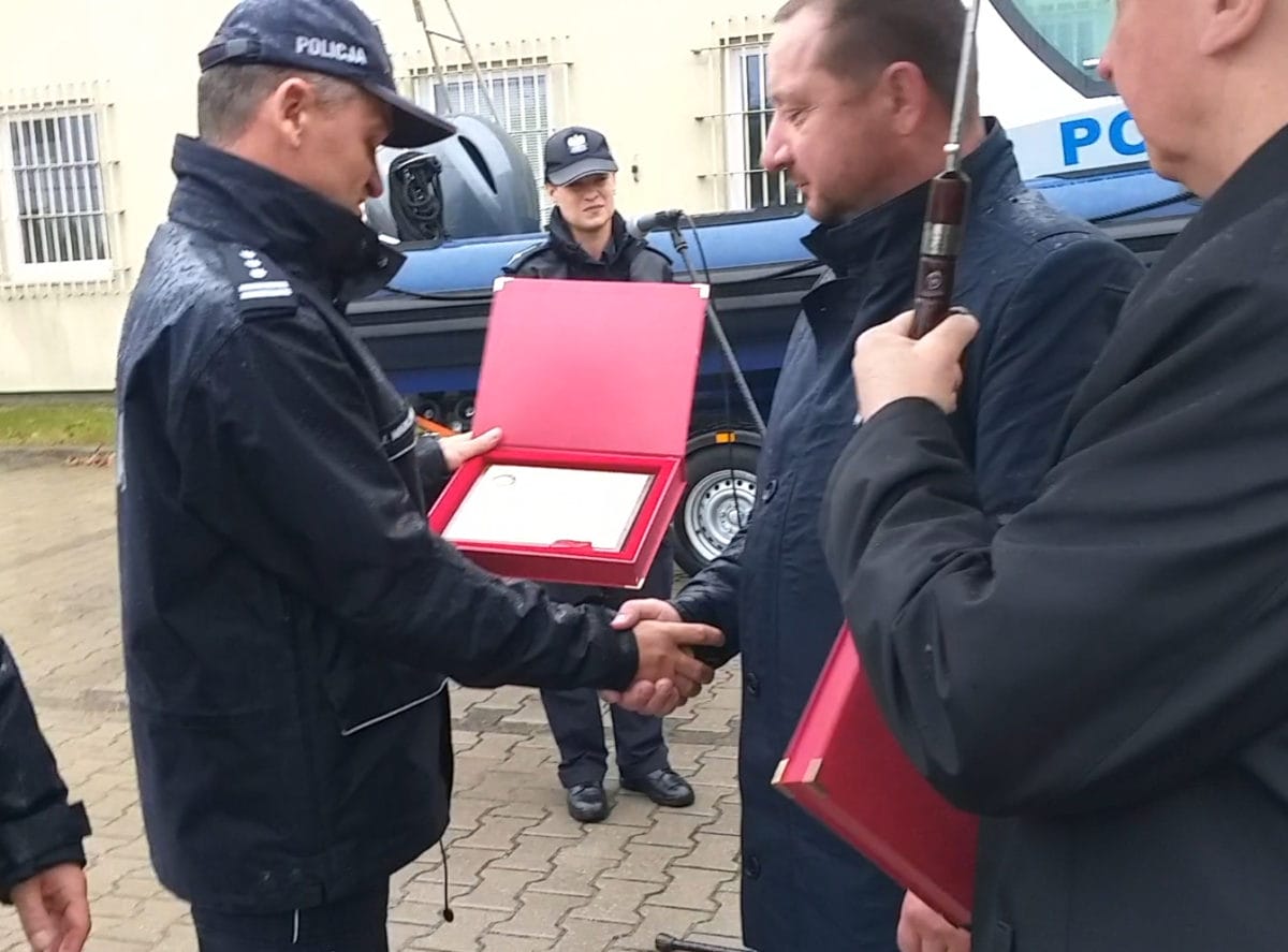 NOWA TOYOTA HILUX TRAFIŁA DO OSTRÓDZKICH POLICJANTÓW 2 100 141236 E1570020554953