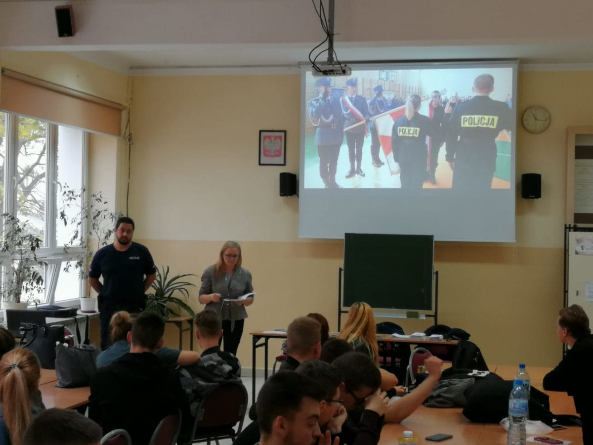 ”I TY MOŻESZ ZOSTAĆ POLICJANTEM” - SPOTKANIA FUNKCJONARIUSZY Z MATURZYSTAMI Z OSTRÓDY 2 100 143009 E1571837608476