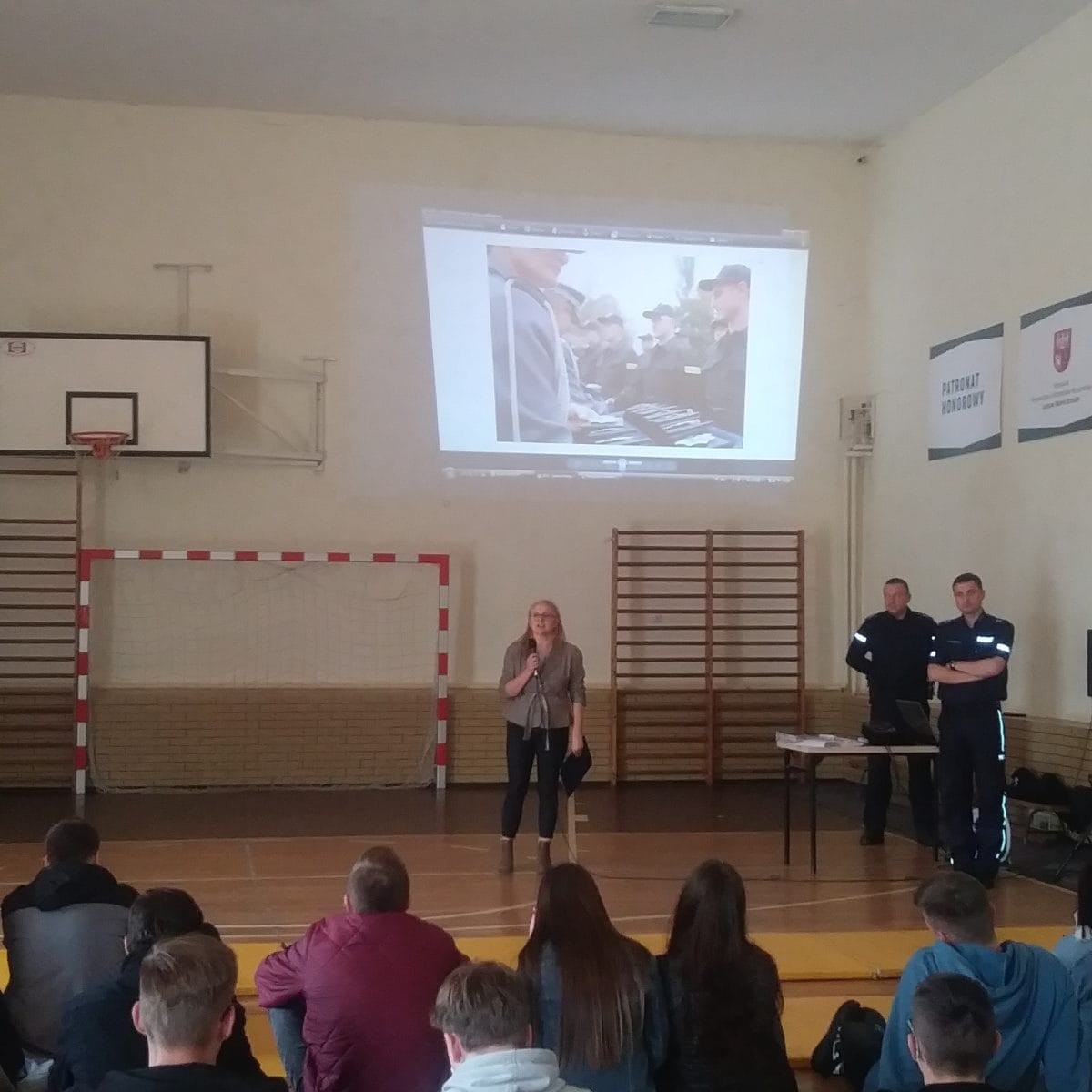 ”I TY MOŻESZ ZOSTAĆ POLICJANTEM” - SPOTKANIA FUNKCJONARIUSZY Z MATURZYSTAMI Z OSTRÓDY 3 100 143011