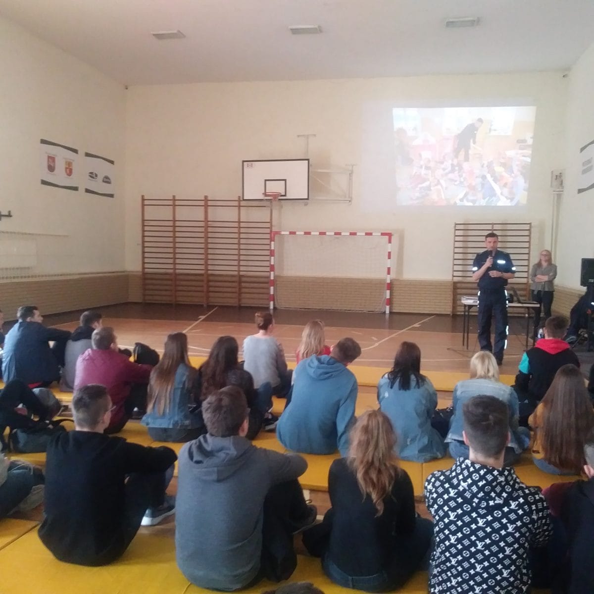 ”I TY MOŻESZ ZOSTAĆ POLICJANTEM” - SPOTKANIA FUNKCJONARIUSZY Z MATURZYSTAMI Z OSTRÓDY 4 100 143012