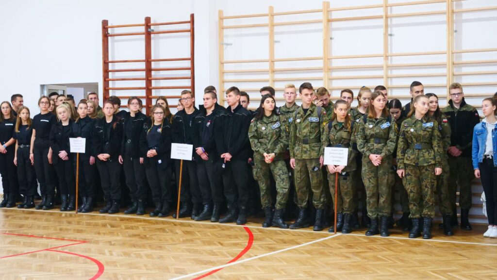 SPRAWNI JAK POLICJANCI - DRUŻYNOWE ZAWODY KLAS MUNDUROWYCH W OSTRÓDZIE 28 100 143268 g