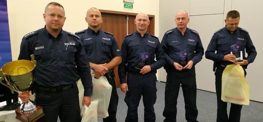 ASP. MAREK OLSZEWSKI Z KPP OSTRÓDA TRZECI W WOJEWÓDZTWIE WŚRÓD KIEROWNIKÓW REWIRÓW DZIELNICOWYCH 1 32 140819 E1569998968188