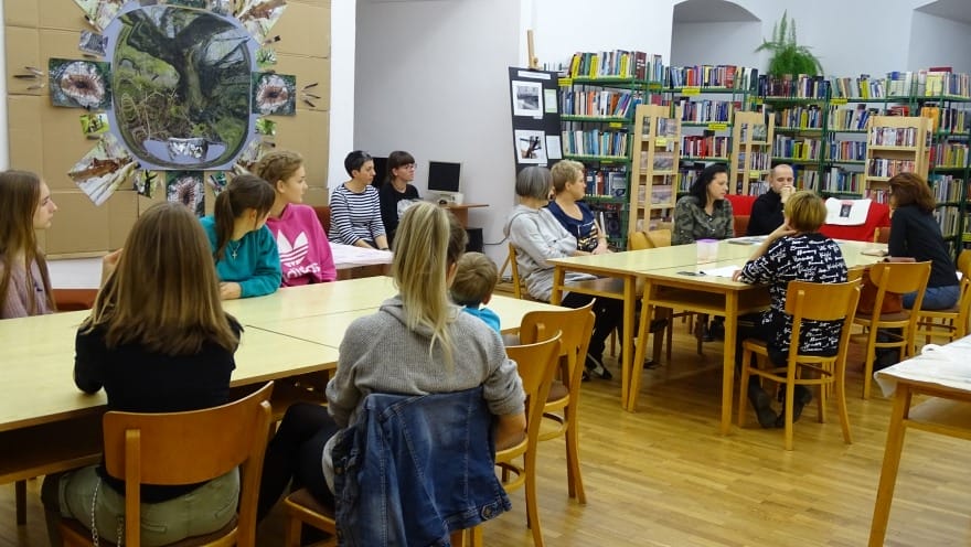 WARSZTATY ARTYSTYCZNE "TRANSFER MOTYWÓW LUDOWYCH NA TKANINĘ" W OSTRÓDZKIEJ BIBLIOTECE 3 73082551 1206930202834940 2562278081775534080 N