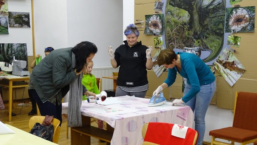 WARSZTATY ARTYSTYCZNE "TRANSFER MOTYWÓW LUDOWYCH NA TKANINĘ" W OSTRÓDZKIEJ BIBLIOTECE 1 73321514 1206930982834862 8508535134855626752 N