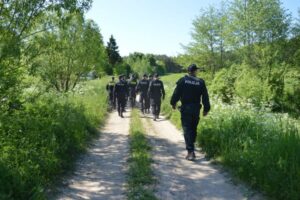 POLICJANCI Z MIŁOMŁYNA POMOGLI 69-LATCE, KTÓRA ZABŁĄDZIŁA W LESIE PODCZAS ZBIERANIA GRZYBÓW 15 90 21365 E1571129321395