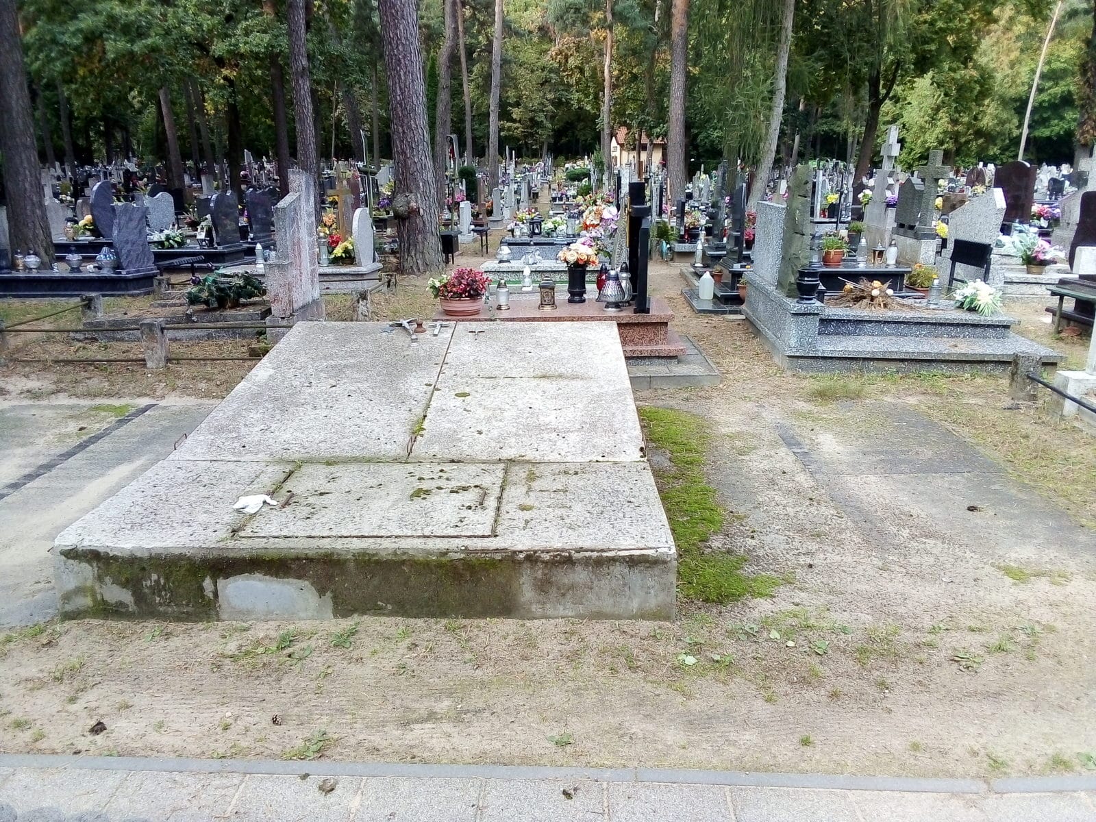 OFICJALNE ODDANIE ZBIOROWEJ MOGIŁY NA CMENTARZU PRZY UL. CHROBREGO 2 Img 20190925 101015