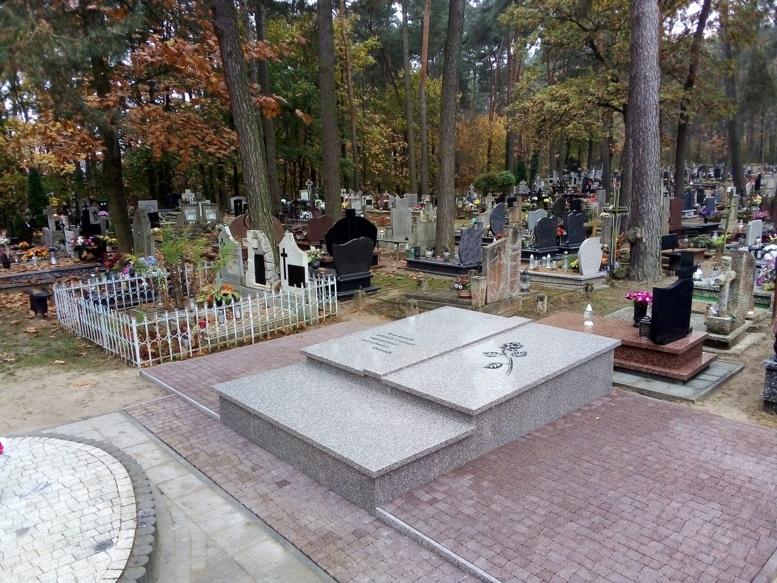 OFICJALNE ODDANIE ZBIOROWEJ MOGIŁY NA CMENTARZU PRZY UL. CHROBREGO 3 Img 20191024 112006