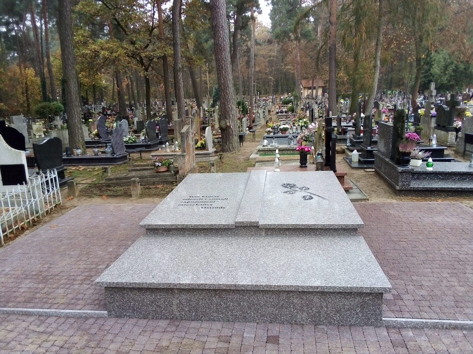 OFICJALNE ODDANIE ZBIOROWEJ MOGIŁY NA CMENTARZU PRZY UL. CHROBREGO 4 Img 20191024 112019