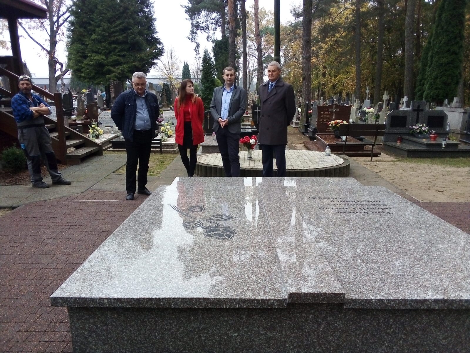 OFICJALNE ODDANIE ZBIOROWEJ MOGIŁY NA CMENTARZU PRZY UL. CHROBREGO 5 Img 20191025 111927