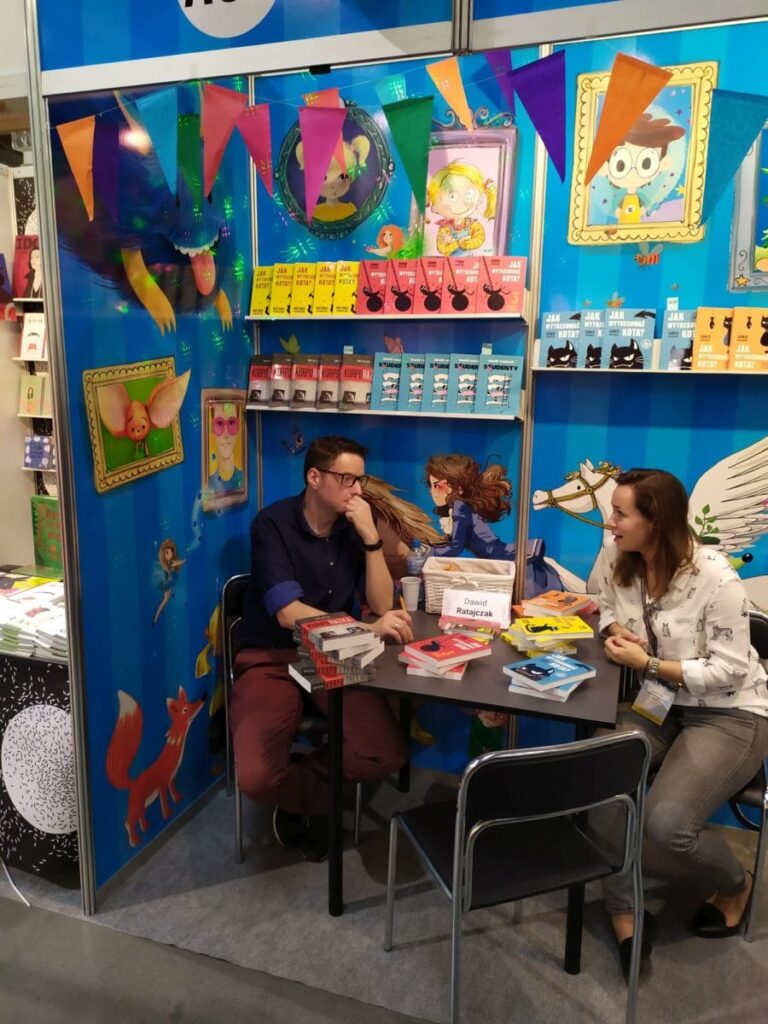 OSTRÓDZKI PISARZ DAWID RATAJCZAK NA MIĘDZYNARODOWYCH TARGACH KSIĄŻKI W KRAKOWIE 6 Img 20191026 163828