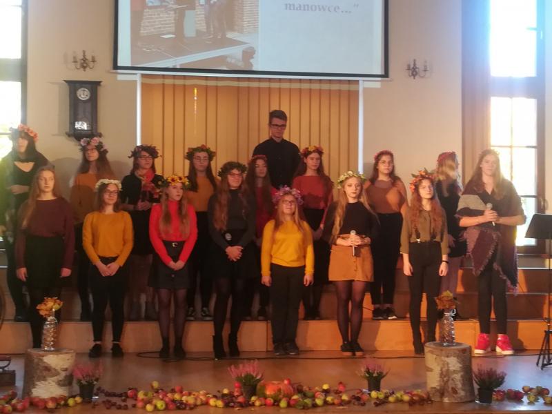 "JAK BIEC DO KOŃCA, POTEM ODPOCZNIESZ..." - DZIEŃ EDUKACJI NARODOWEJ W BAŻYNIAKU 1 Koncert Z Okazji Den Wystep Chóru