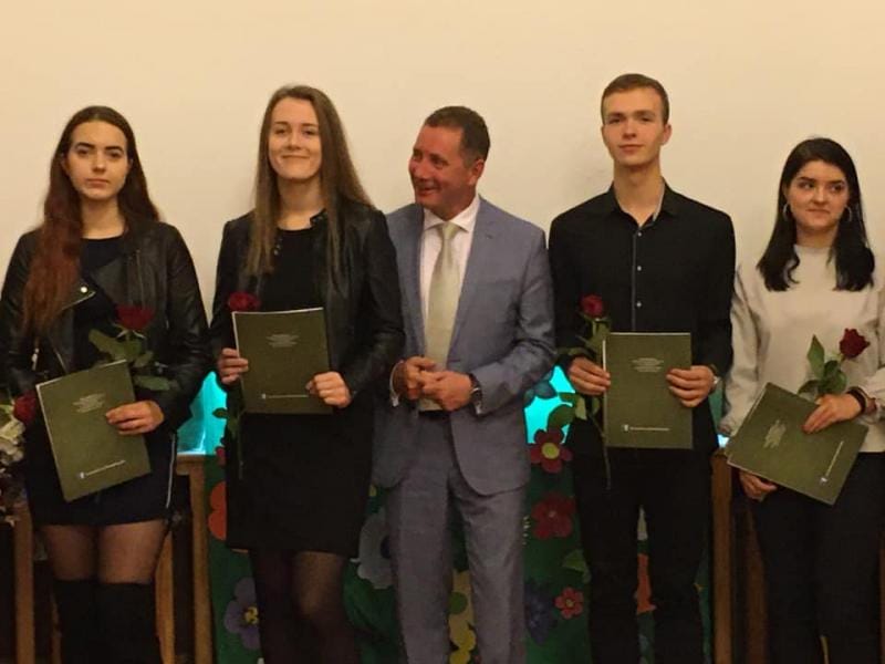 "JAK BIEC DO KOŃCA, POTEM ODPOCZNIESZ..." - DZIEŃ EDUKACJI NARODOWEJ W BAŻYNIAKU 3 Uczniowie Lo Nagrodzeni Nagrodą Starosty
