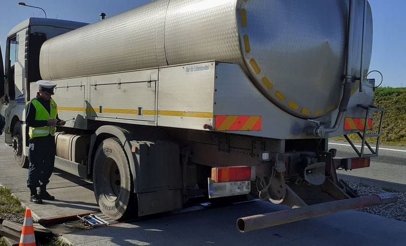 O PRAWIE 5 TON ZA DUŻO - CYSTERNA Z MLEKIEM ZNACZNIE PRZEKROCZYŁA MASĘ DOPUSZCZALNĄ 1 Indeks