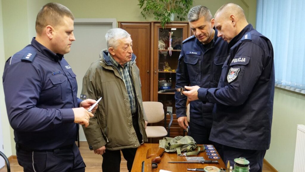 PRZEKAZANO PRZEDMIOTY SKRADZIONE Z BUNKRA W STARYCH JABŁONKACH 2 100 145797 G