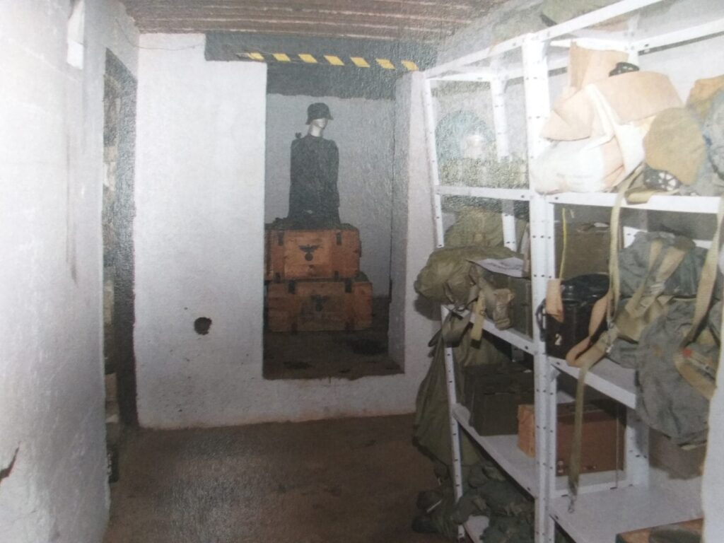 PRZEKAZANO PRZEDMIOTY SKRADZIONE Z BUNKRA W STARYCH JABŁONKACH 4 100 145800 G