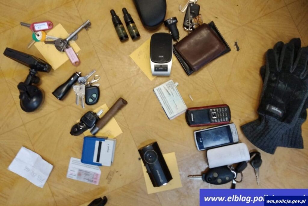 REGION: JAK W FILMIE - W MASCE... WILKOŁAKA WŁAMAŁ SIĘ DO SKLEPU 4 32 145409