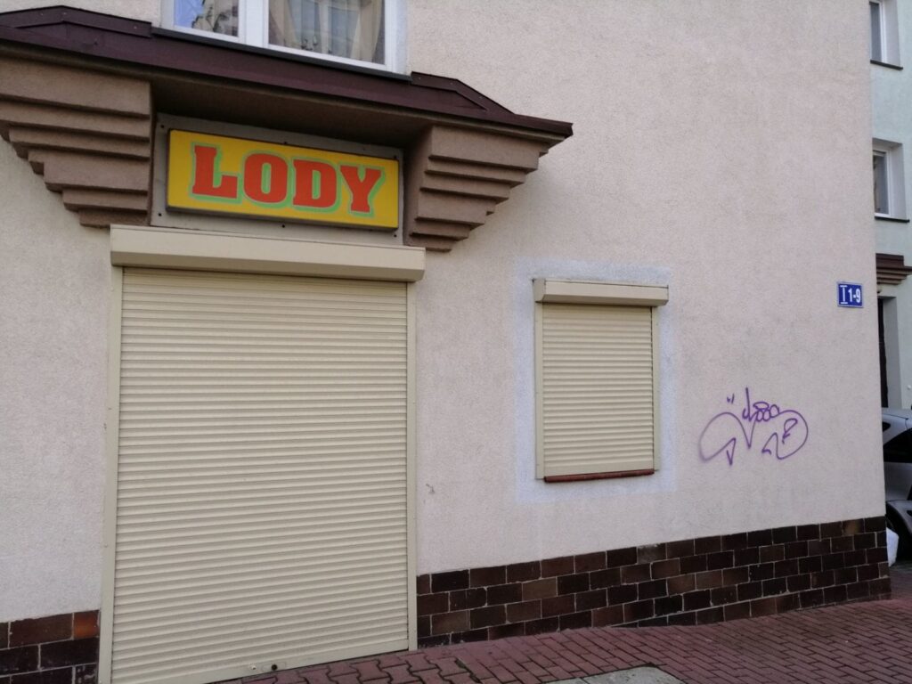PSEUDOARTYŚCI NA PLACU TYSIĄCLECIA W OSTRÓDZIE 6 Była Sobie Ładna Ściana
