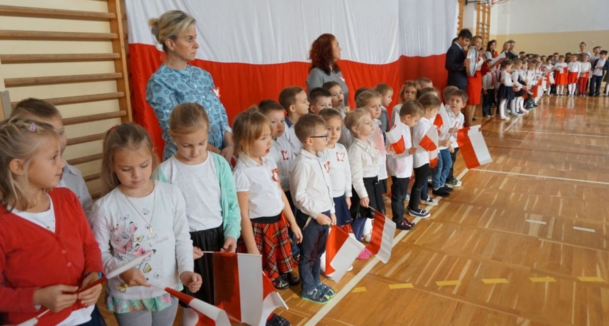 SZKOŁA PODSTAWOWA NR 5 Z OSTRÓDY WZIĘŁA UDZIAŁ W AKCJI "SZKOŁA DO HYMNU" 5 Dsc05422 E1573639349831