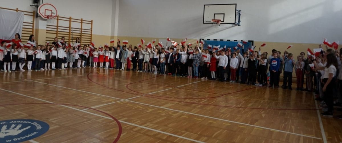 SZKOŁA PODSTAWOWA NR 5 Z OSTRÓDY WZIĘŁA UDZIAŁ W AKCJI "SZKOŁA DO HYMNU" 2 Dsc05442 E1573639438851