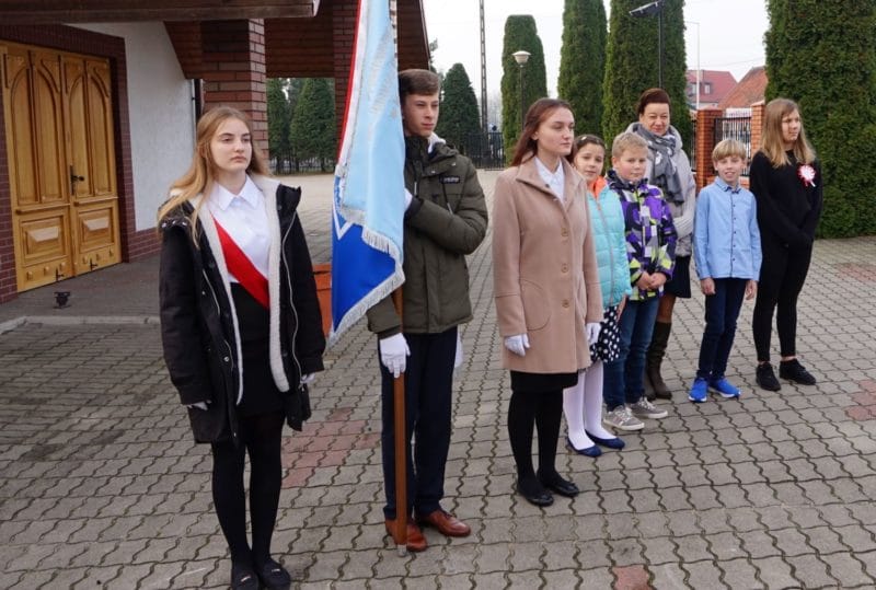 SZKOŁA PODSTAWOWA NR 5 Z OSTRÓDY WZIĘŁA UDZIAŁ W AKCJI "SZKOŁA DO HYMNU" 1 Dsc05459 E1573639476777