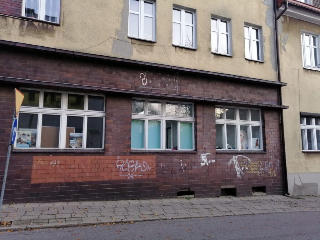 PSEUDOARTYŚCI NA PLACU TYSIĄCLECIA W OSTRÓDZIE 8 Elewacja Na Tym Budynku Nie Jest Najnowsza Ale To Koszmarne Graffiti Nie Dodaja Jej Urody
