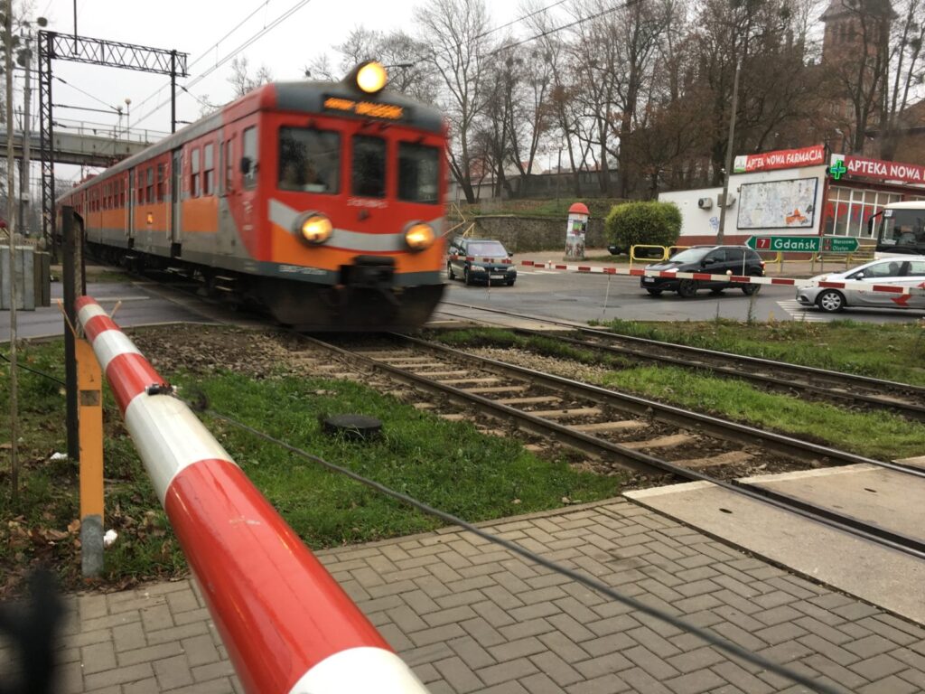 POLICJANT Z OSTRÓDY ŁUKASZ WÓJCICKI URATOWAŁ KOBIETĘ PRZED ZDERZENIEM Z POCIĄGIEM 13 IMG 1715 1