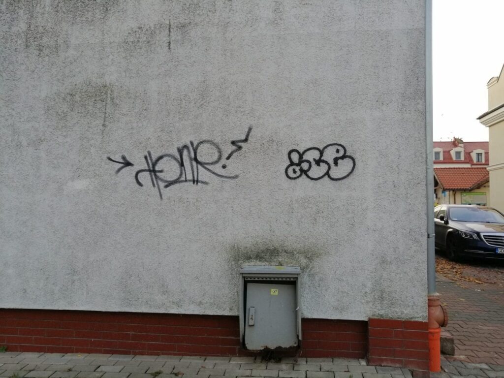 PSEUDOARTYŚCI NA PLACU TYSIĄCLECIA W OSTRÓDZIE 9 Ktoś Będzie Musiał Zapłacic Za Głupotę Innych I Pomalowac Elewację Jeszcze Raz