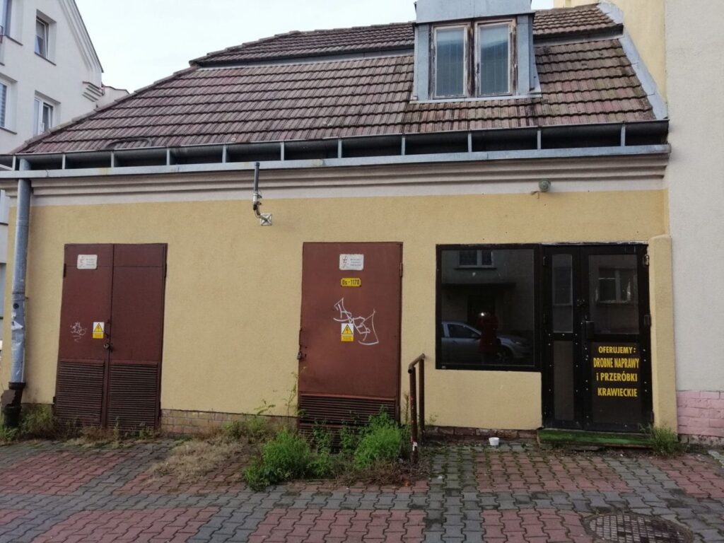 PSEUDOARTYŚCI NA PLACU TYSIĄCLECIA W OSTRÓDZIE 11 Na Drzwiach Też Można Zobaczyć Takie Pseudodzieła