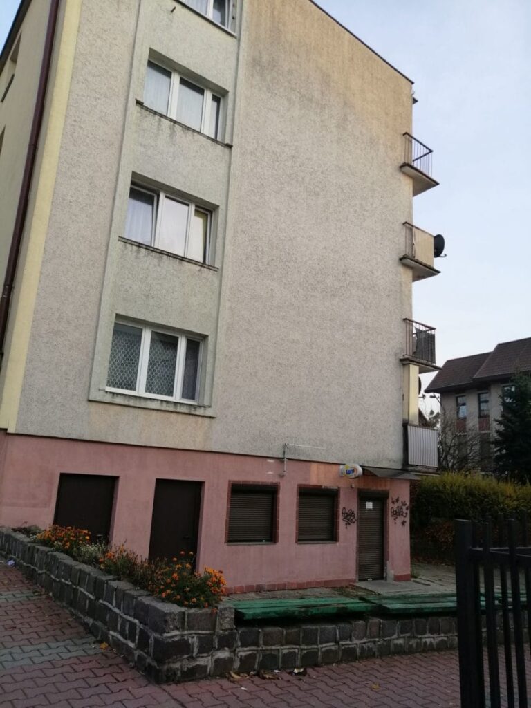 PSEUDOARTYŚCI NA PLACU TYSIĄCLECIA W OSTRÓDZIE 10 Ofiarą Wandali Często Padają Budynki Mieszkalne