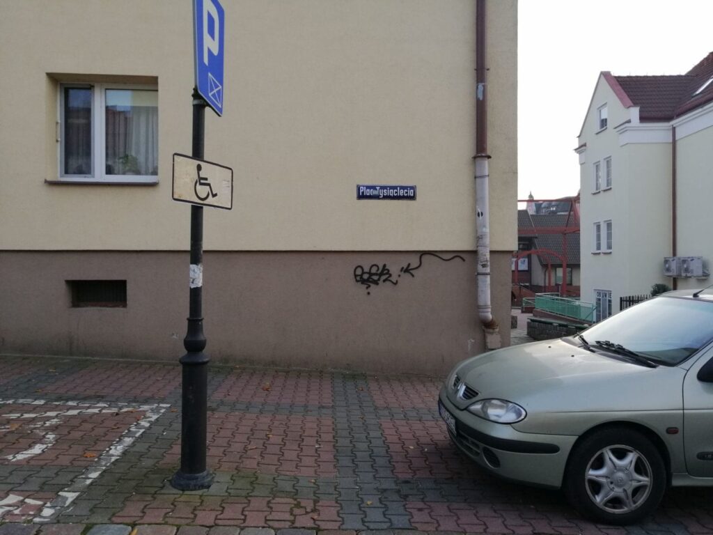 PSEUDOARTYŚCI NA PLACU TYSIĄCLECIA W OSTRÓDZIE 13 Plac Tysiąclecia Został Ozdobiony W Wielu Miejscach Podobnymi Bazgrołami