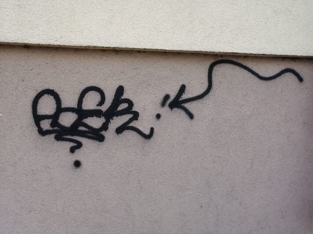 PSEUDOARTYŚCI NA PLACU TYSIĄCLECIA W OSTRÓDZIE 12 Tego Na Pewno Nie Można Nazwać Sztuką