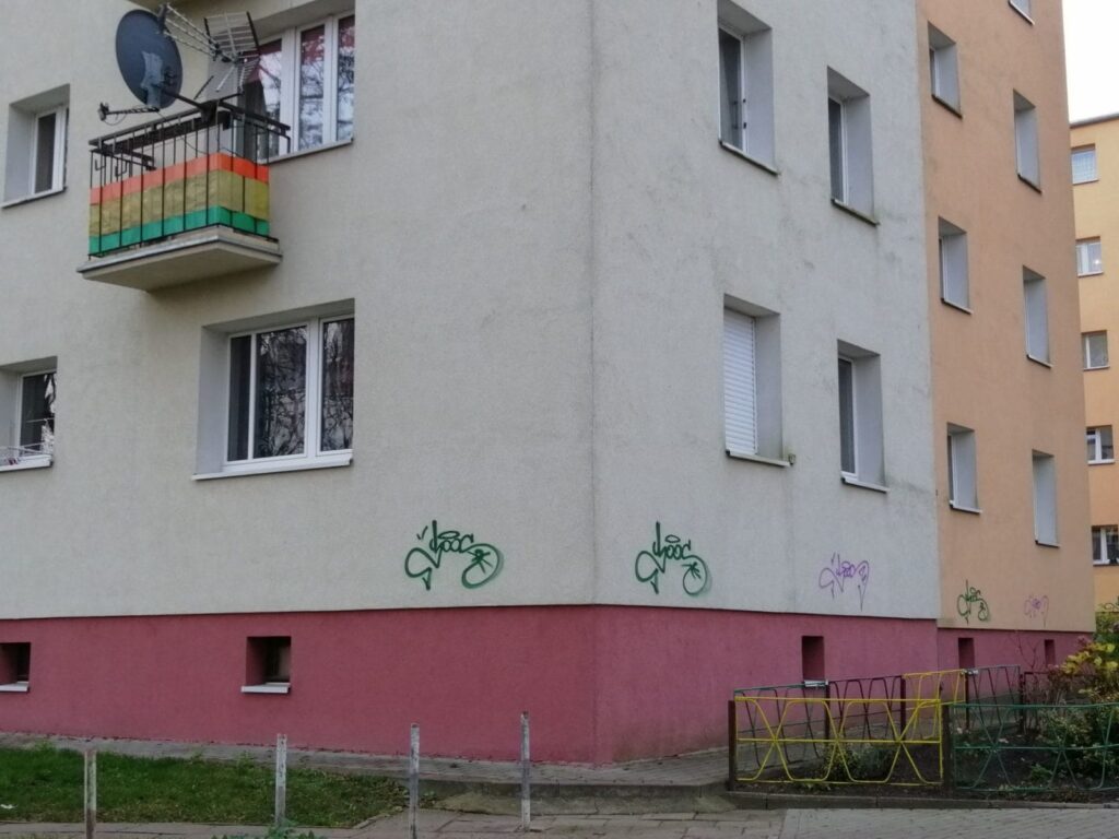 PSEUDOARTYŚCI NA PLACU TYSIĄCLECIA W OSTRÓDZIE 3 Ten Pseudoartysta Zostawił Swój Podpis Na Kilku Budynkach Mieszkalnych.