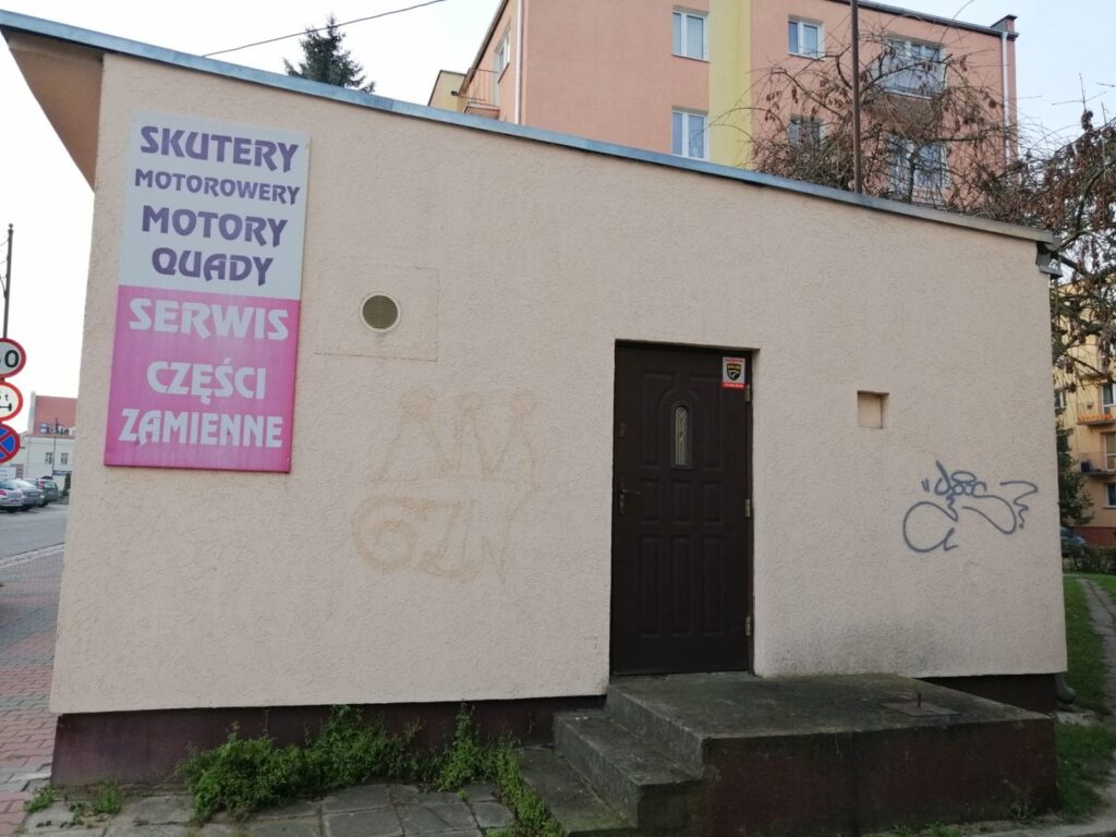 PSEUDOARTYŚCI NA PLACU TYSIĄCLECIA W OSTRÓDZIE 2 Wandale Nie Oszczędzili Także Budynków Użytkowych.