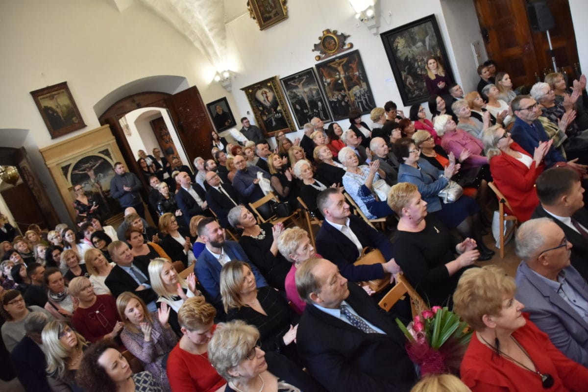 POWIATOWE CENTRUM POMOCY RODZINIE W OSTRÓDZIE I DOROTA BUGAJ Z PSONI NAGRODZENI 3 Nagrody Pomoc Spoleczna2019 11 E1573809860476