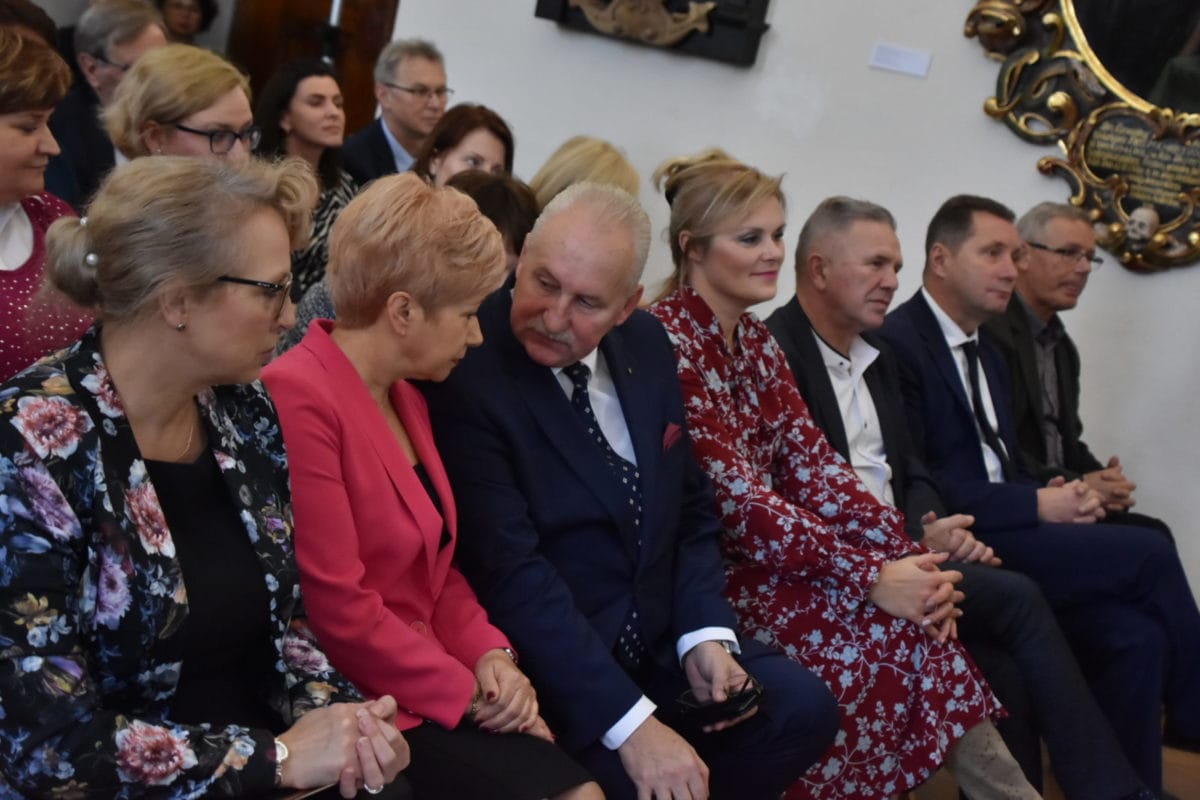 POWIATOWE CENTRUM POMOCY RODZINIE W OSTRÓDZIE I DOROTA BUGAJ Z PSONI NAGRODZENI 2 Nagrody Pomoc Spoleczna2019 12 E1573809889526