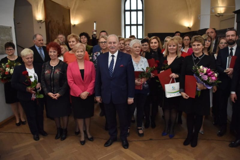 POWIATOWE CENTRUM POMOCY RODZINIE W OSTRÓDZIE I DOROTA BUGAJ Z PSONI NAGRODZENI 1 Nagrody Pomoc Spoleczna2019 86 E1573809950827