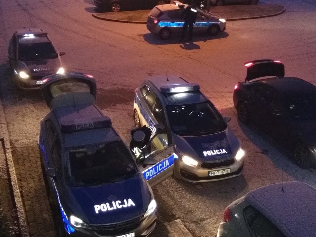 MIŁOMŁYN: NIEBEZPIECZNY ŁADUNEK WYBUCHOWY I MĘŻCZYZNA Z SIEKIERĄ, CZYLI ĆWICZENIA POLICJI 3 100 146122 E1575375480940