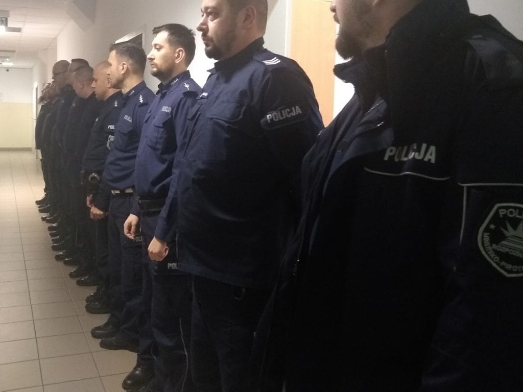 MIŁOMŁYN: NIEBEZPIECZNY ŁADUNEK WYBUCHOWY I MĘŻCZYZNA Z SIEKIERĄ, CZYLI ĆWICZENIA POLICJI 2 100 146123 E1575375496325