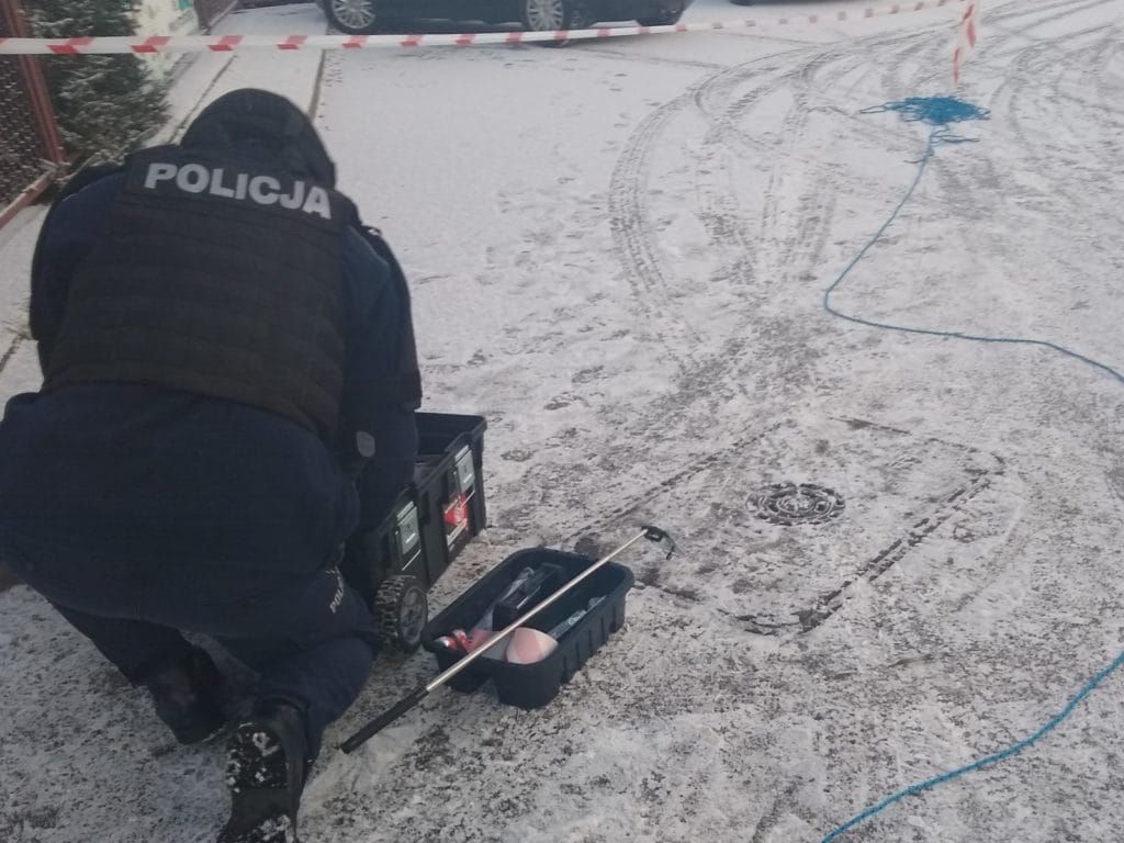 MIŁOMŁYN: NIEBEZPIECZNY ŁADUNEK WYBUCHOWY I MĘŻCZYZNA Z SIEKIERĄ, CZYLI ĆWICZENIA POLICJI 6 100 146125 E1575375544529