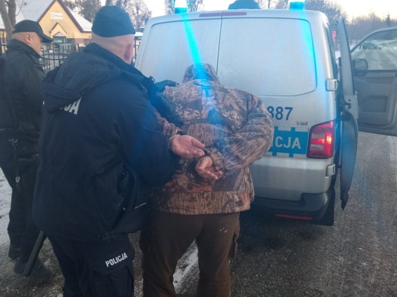 MIŁOMŁYN: NIEBEZPIECZNY ŁADUNEK WYBUCHOWY I MĘŻCZYZNA Z SIEKIERĄ, CZYLI ĆWICZENIA POLICJI 1 100 146128 G E1575376078762